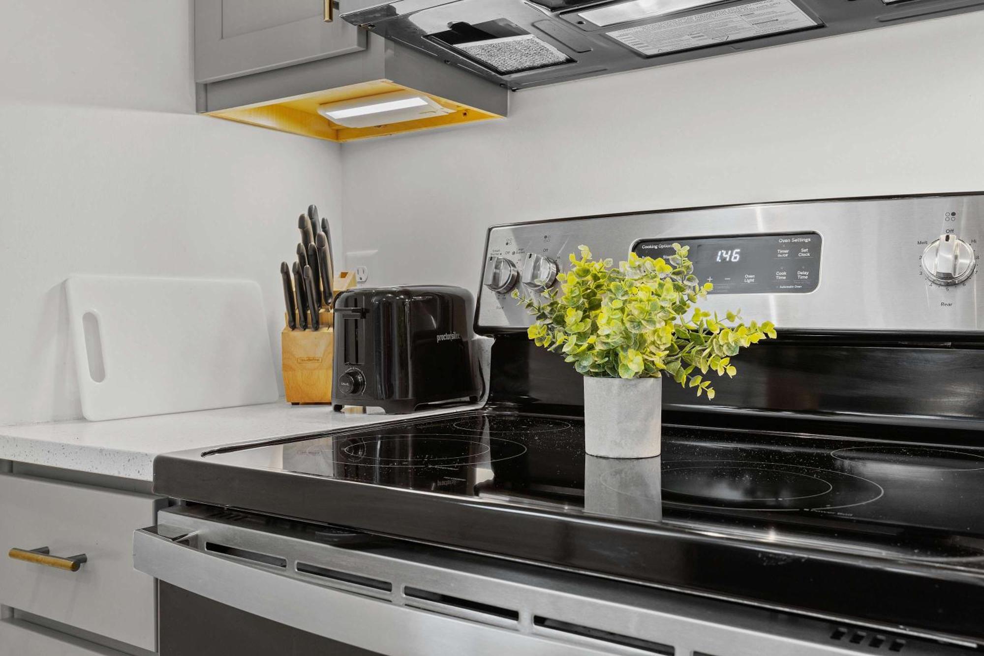 Bright And Modern In # 108 Apartment *